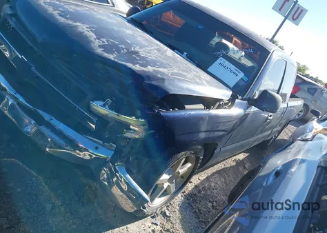 2001 Chevrolet Silverado 1500 Ls z USA, uszkodzony, nr VIN 2GCEC19T411117361